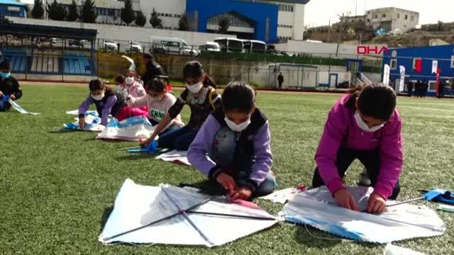 ŞIRNAK'TA, POLİSLERDEN ÇOCUKLAR İÇİN UÇURTMA ŞENLİĞİ