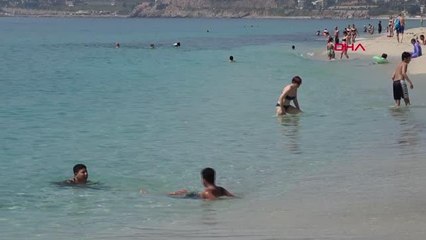 ALANYA'DA PLAJLAR DOLDU TAŞTI