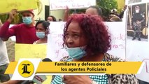 Familiares y defensores de los agentes Policíales en la Fiscalía de Villa Altagracia