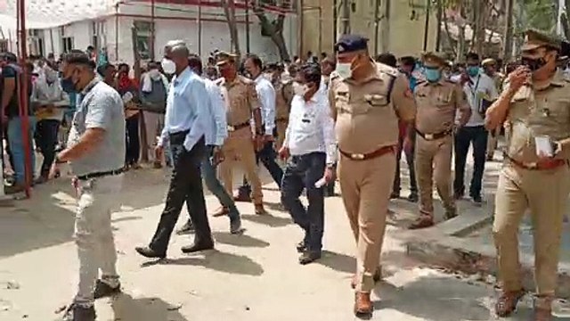 डीएम, एसपी ने नामांकन प्रक्रिया का जायजा लिया
