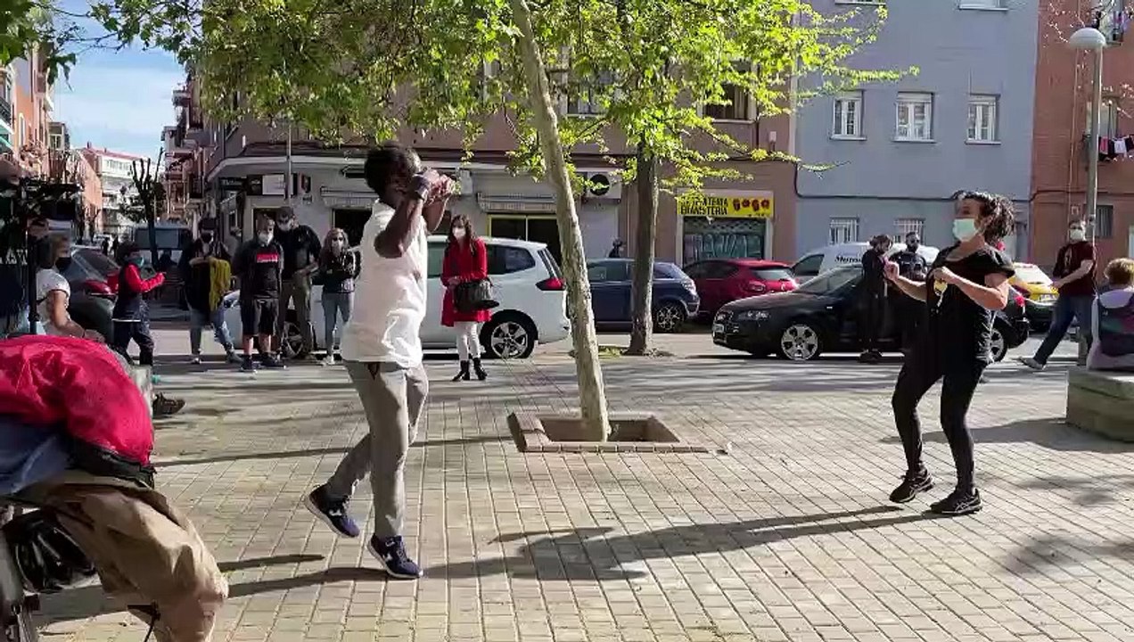 Los vecinos de Vallecas esperan a Vox bailando con camisetas feministas