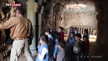 Mağarayı sanat galerisine çevirdi