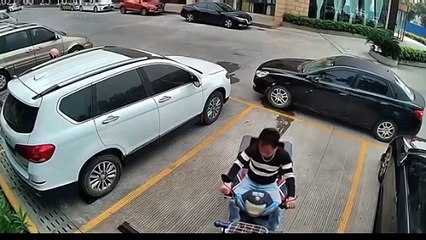 Hulk chino mueve carro que obstaculizaba la salida de su moto triciclo