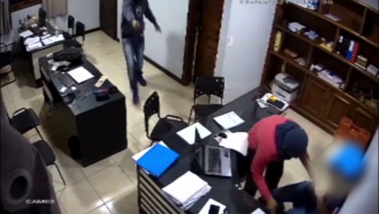 “Vocês perderam, companheiros! Passem o dinheiro e o celular”: Vídeo mostra assalto à empresa no Cascavel Velho