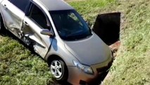 Dois veículos Corolla se envolvem em acidente de trânsito na BR-277