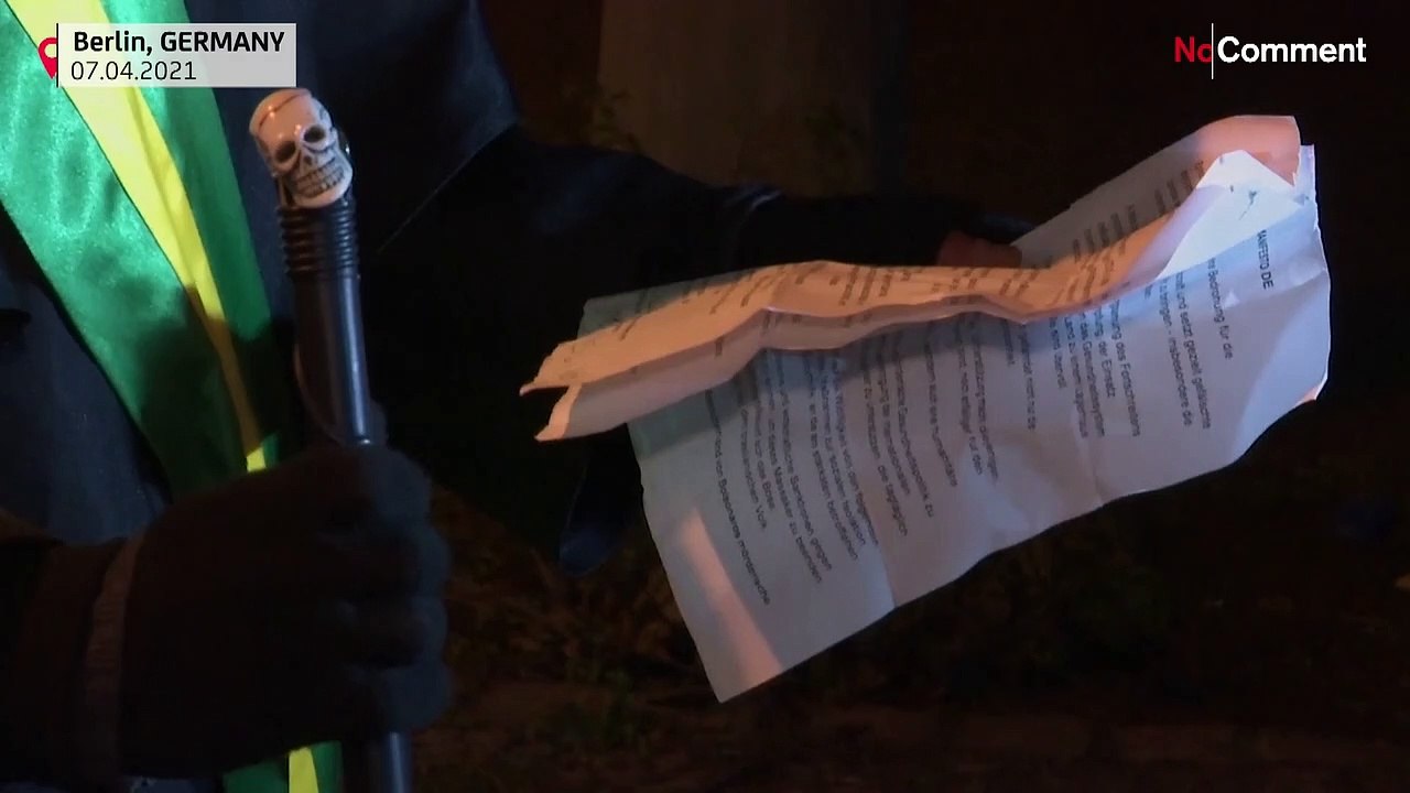 Protest gegen Brasiliens Präsidenten Bolsonaro - Der Sensenmann geht in Berlin um