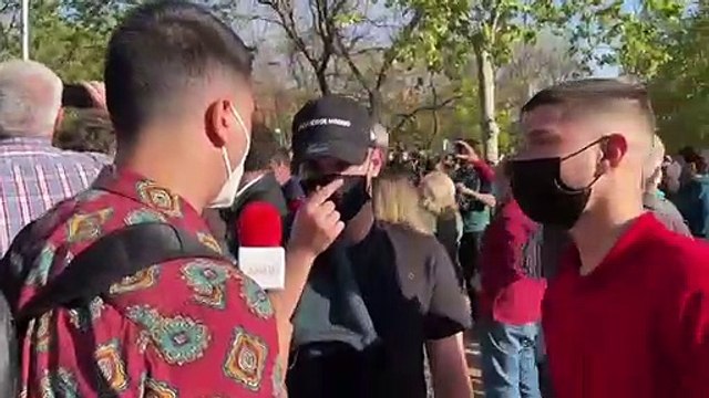 Dos jóvenes respaldan el acto de Vox: Más provocación nos parece que se pueda tener una ideología en Vallecas y no otra