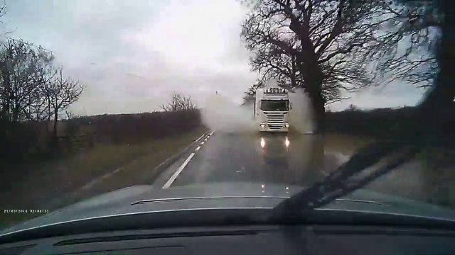 Ce conducteur panique en croisant un camion sur une route inondée