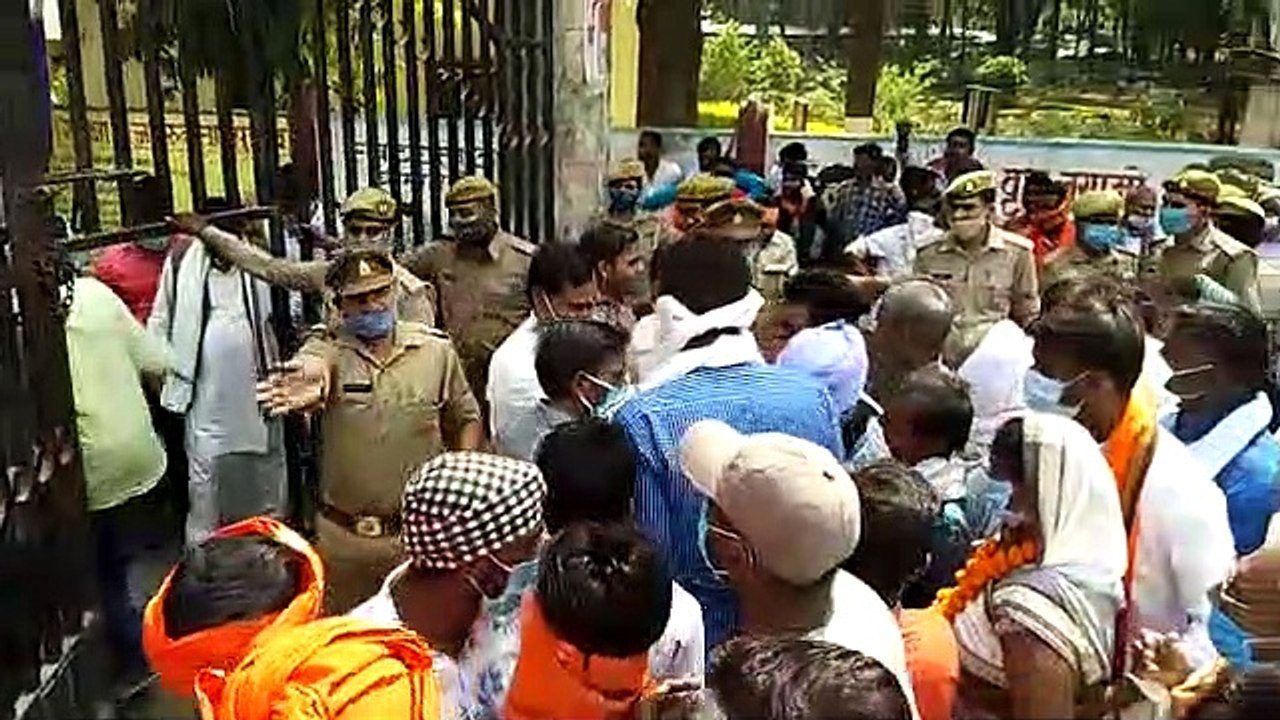 नामांकन को उमड़ी भीड़, उड़ी सोशल डिस्टेंसिंग की धज्जियां