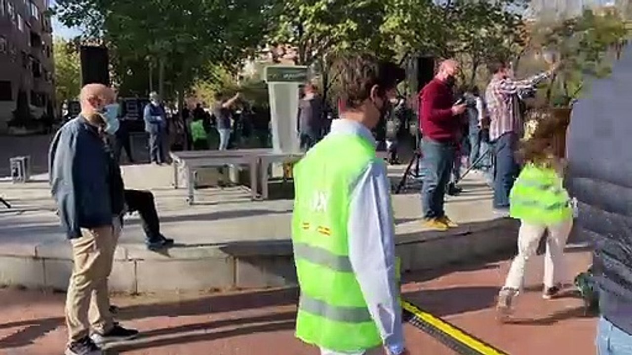 Los manifestantes antifascistas empañan a los pocos simpatizantes de Vox en Vallecas