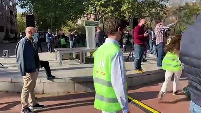 Los manifestantes antifascistas empañan a los pocos simpatizantes de Vox en Vallecas