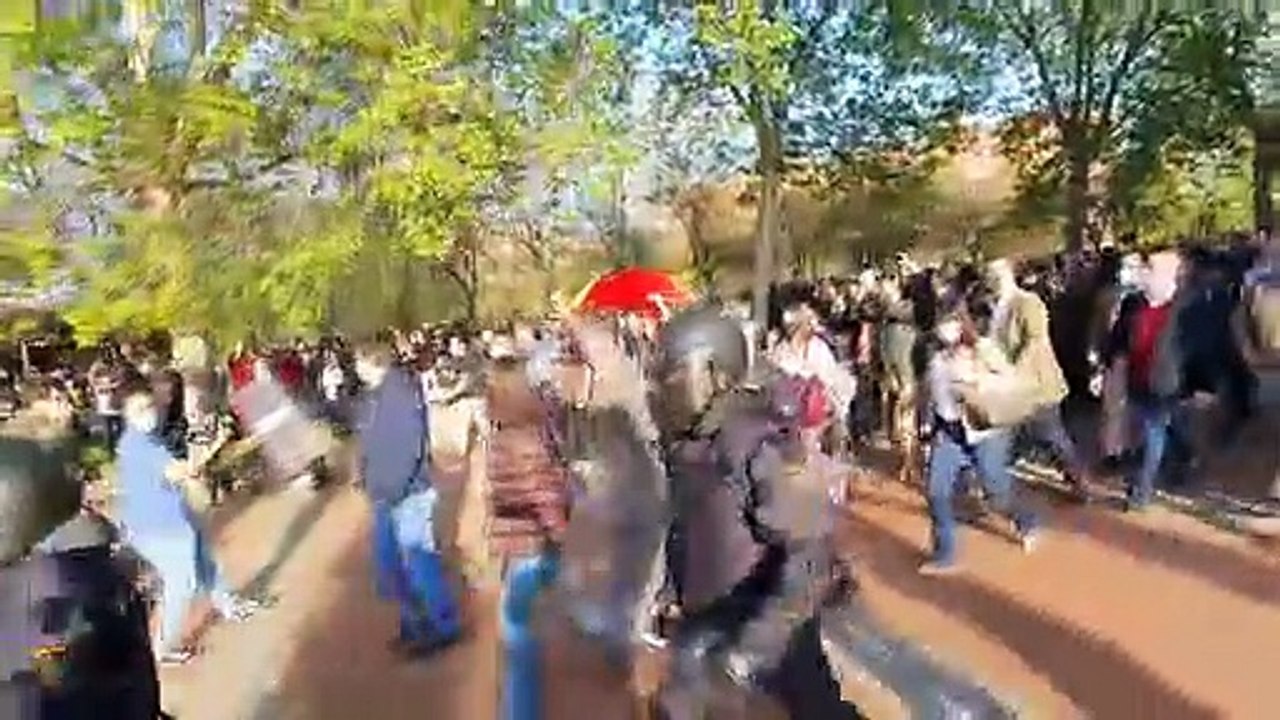 Llegada de Macarena Olona al acto de Vox en Vallecas