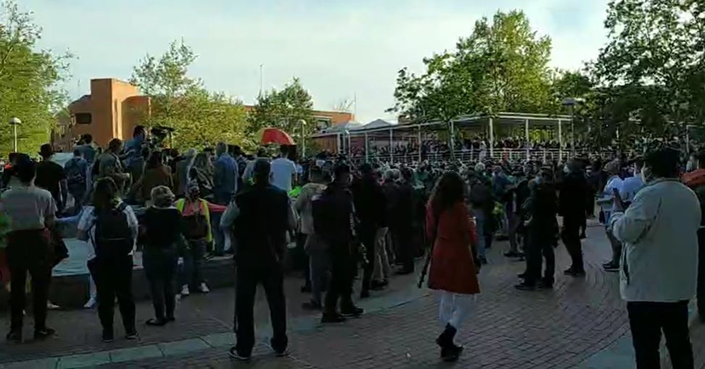 Tensión en los minutos previos al mitin de Vox en Vallecas