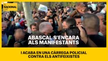 Abascal s’encara als manifestants i acaba en una càrrega policial contra els antifeixistes