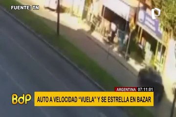 Argentina: auto a toda velocidad sale volando y termina incrustado en bazar