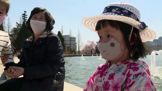 سكان كوريا الشمالية يستمتعون بالطقس الدافئ في العاصمة بيونغ يانغ