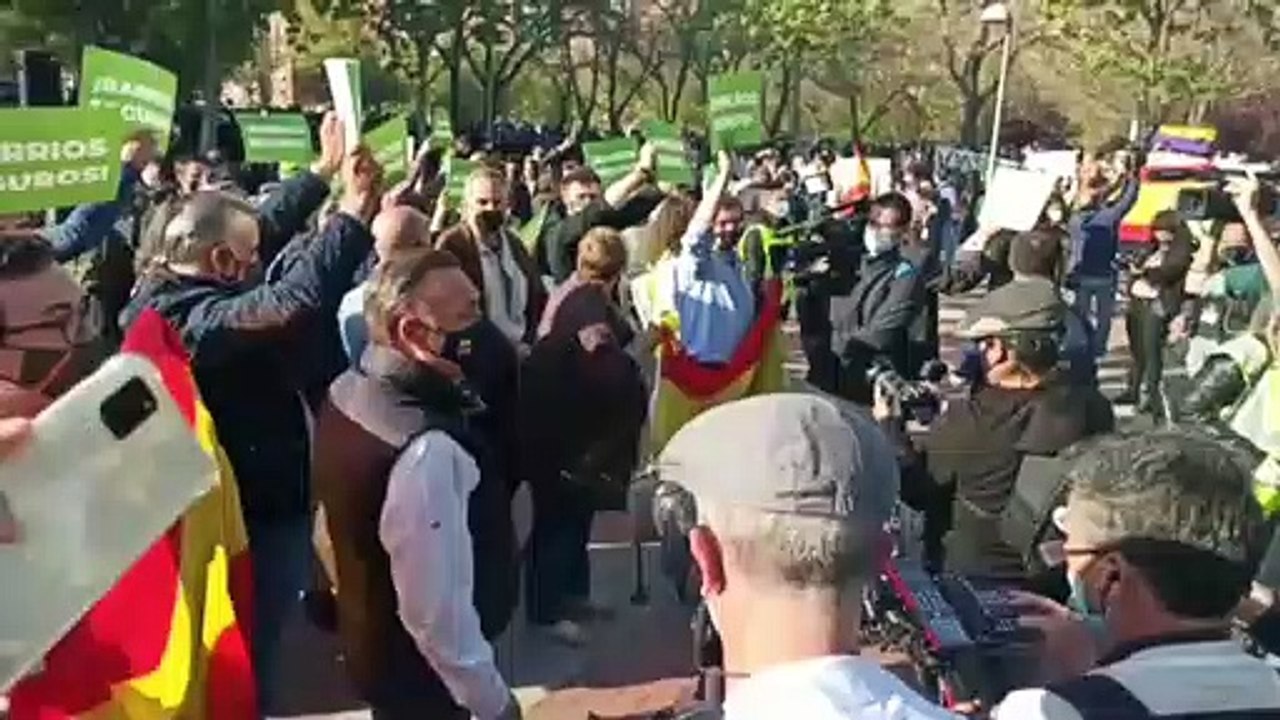 Vox celebra un acto en Vallecas que resulta en cargas policiales y 14 heridos
