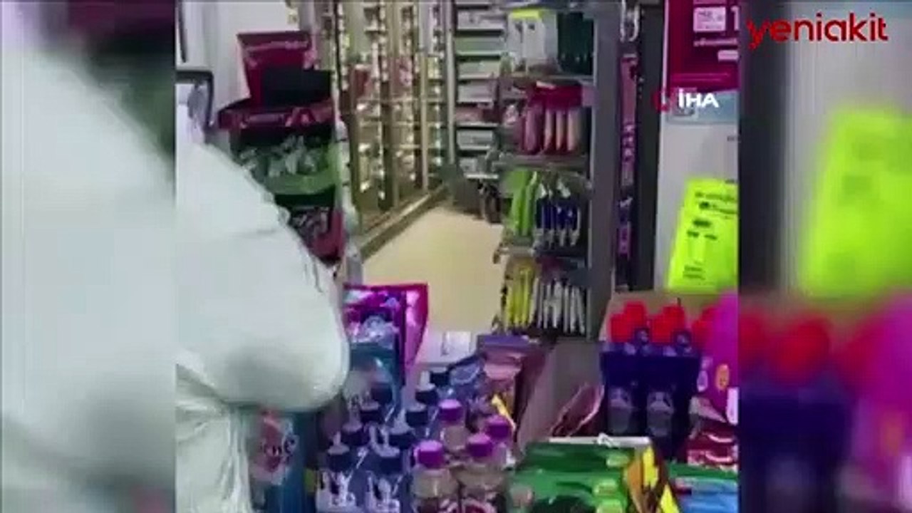 Tayland'da aç kalan dev kertenkele markete girdi! İşte korku dolu o anlar