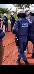 Manifestante que resistia à demolição de Escolinha do Cerrado é preso. Policiais não falam motivo