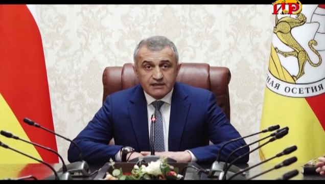 Анатолий Бибилов вручил медицинским работникам награды