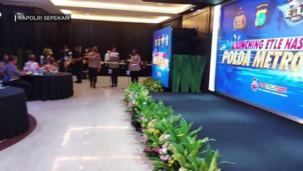 Kapolri Sepekan / Meninjau Vaksinasi di Semarang dan bertemu Ulama di Solo