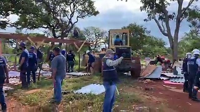 Apoiadores resistem à derrubada da Escolinha do Cerrado - parte 2