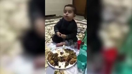 Sahurda uyuyarak yemek yiyen çocuk gülümsetti