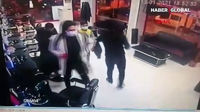 Kimseye aldırmadan cep telefonlarını çaldı! O anlar kamerada