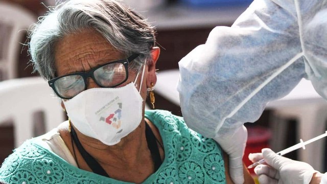 Adultos mayores denuncian demora en cita para segunda dosis de vacuna