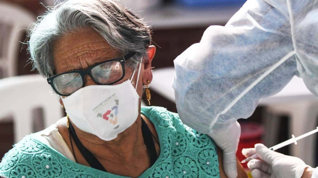 Adultos mayores denuncian demora en cita para segunda dosis de vacuna