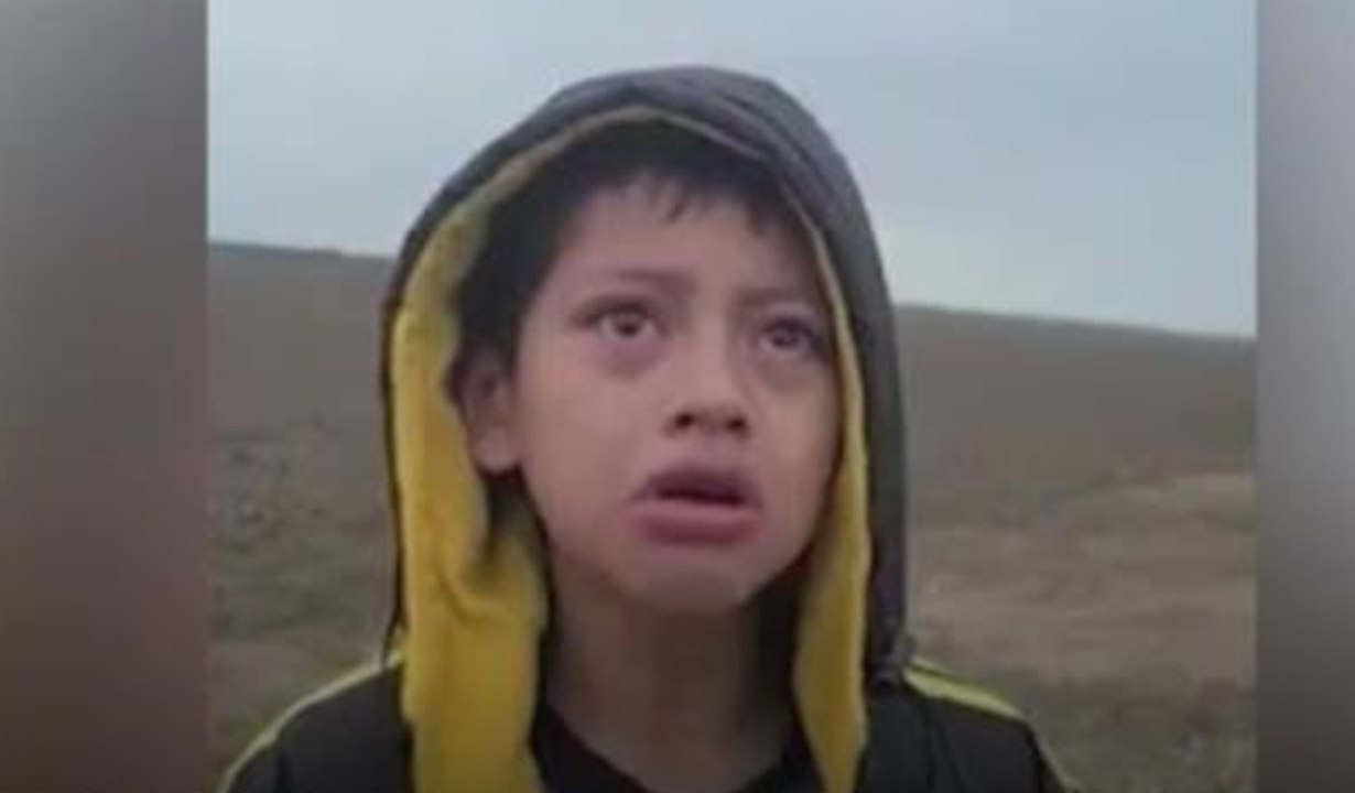 El llanto desesperado de un niño abandonado en la frontera México-EEUU"¿Me puede ayudar? Me dejaron botado"