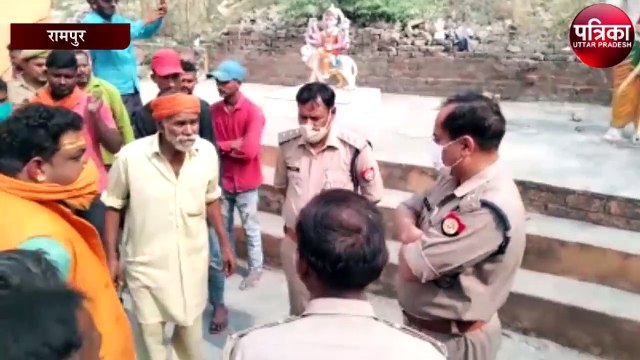 असमाजिक तत्वों के लोगों ने प्राचीन मंदिर की तीन मूर्तियां तोड़कर बाहर फेंकी