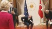 El islámico  Erdogan deja sin silla a Ursula von der Leyen, presidenta de la Comisión Europea y ella traga