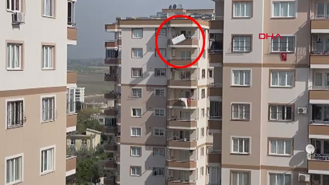 Sinir krizi geçirip evdeki eşyaları balkondan aşağıya attı