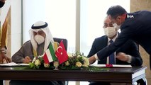 Dışişleri Bakanı Mevlüt Çavuşoğlu, Kuveyt Dışişleri Bakanı ve Kabine İşlerinden Sorumlu Devlet Bakanı Şeyh Ahmed Nasır Muhammed es-Sabah ile ortak basın toplantısı düzenledi.