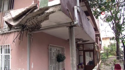 Üsküdar’da 5 katlı binada evin balkonu çöktü
