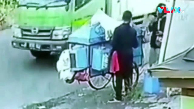 Rekaman CCTV Detik-detik Tukang Kerupuk Kena Hipnotis