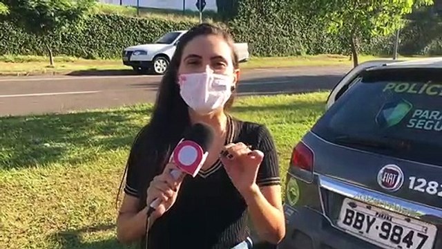 Carro tomba após colisão na avenida Ângelo Moreira da Fonseca, em Umuarama