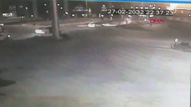 KAVŞAKTA OTOMOBİLE ÇARPMAMAK İÇİN MANEVRA YAPINCA TAKLA ATTI