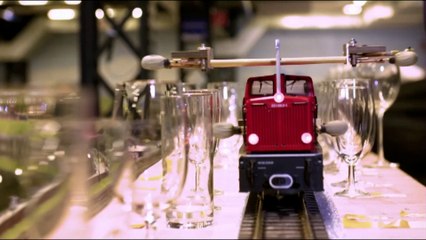 Voici le record de la plus longue mélodie jouée sur des verres... avec un train miniature !