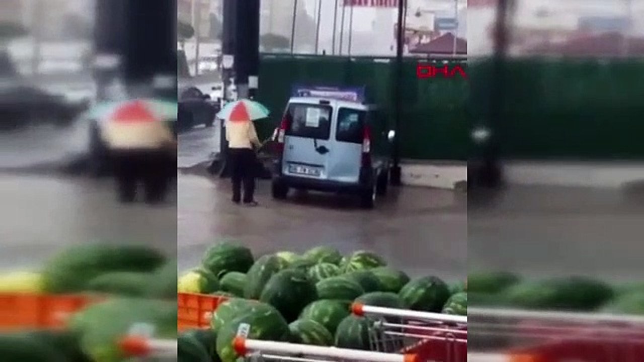 Sağanak yağış altında öyle bir şey yaptı ki!