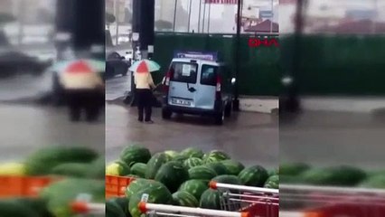 Sağanak yağış altında öyle bir şey yaptı ki!