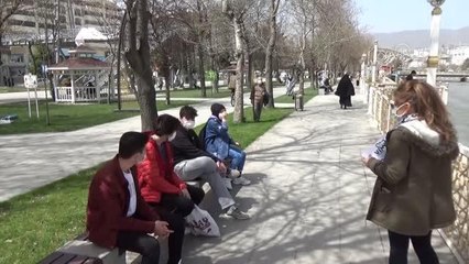 Son dakika gündem: 5 dilde "eve git" çağrısı yaptığı kağıtlarla vatandaşları uyardı