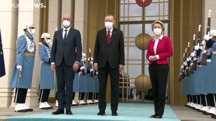 سياسيون ينتقدون "الإهانة" التي تعرضت لها فون دير لايين في تركيا وأنقرة: "احترمنا قواعد البروتوكول"