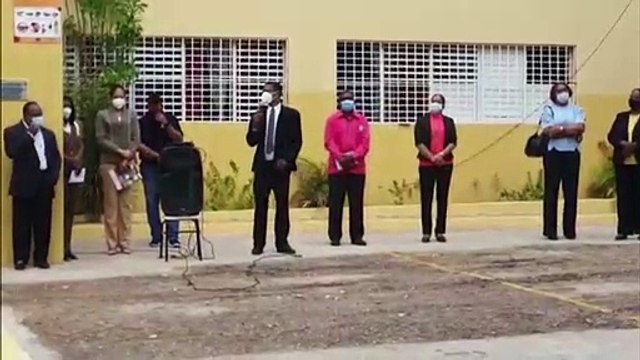 Año escolar en la modalidad semipresencial inicia con timidez en Pedernales