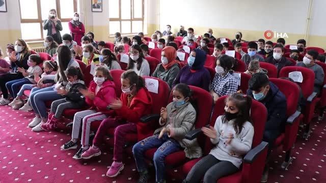 Şanlıurfa'da görme engelli öğrenciler tiyatro ile tanıştı