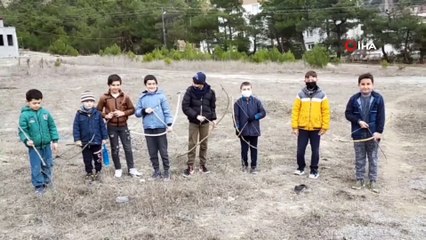 Ağaç Dallarından Yaptıkları Ok ve Yayla Türk Okçularına Özendiler