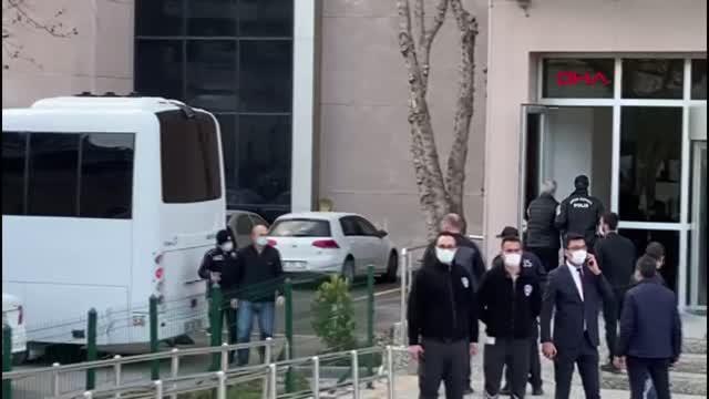 ANKARA Bildiri soruşturması kapsamında gözaltına alınan 10 emekli amiral gözaltı sürelerinin uzatılması için adliyeye getirildi