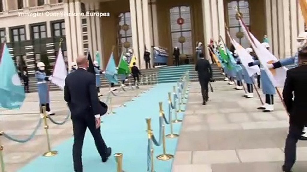 Turchia, von der Leyen lasciata senza poltrona da Erdogan: sui social è "sofagate"