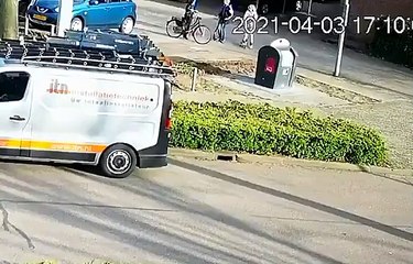 شاب يصطدم بسيارة: ما علاقة الرسائل النصية بالحادثة؟